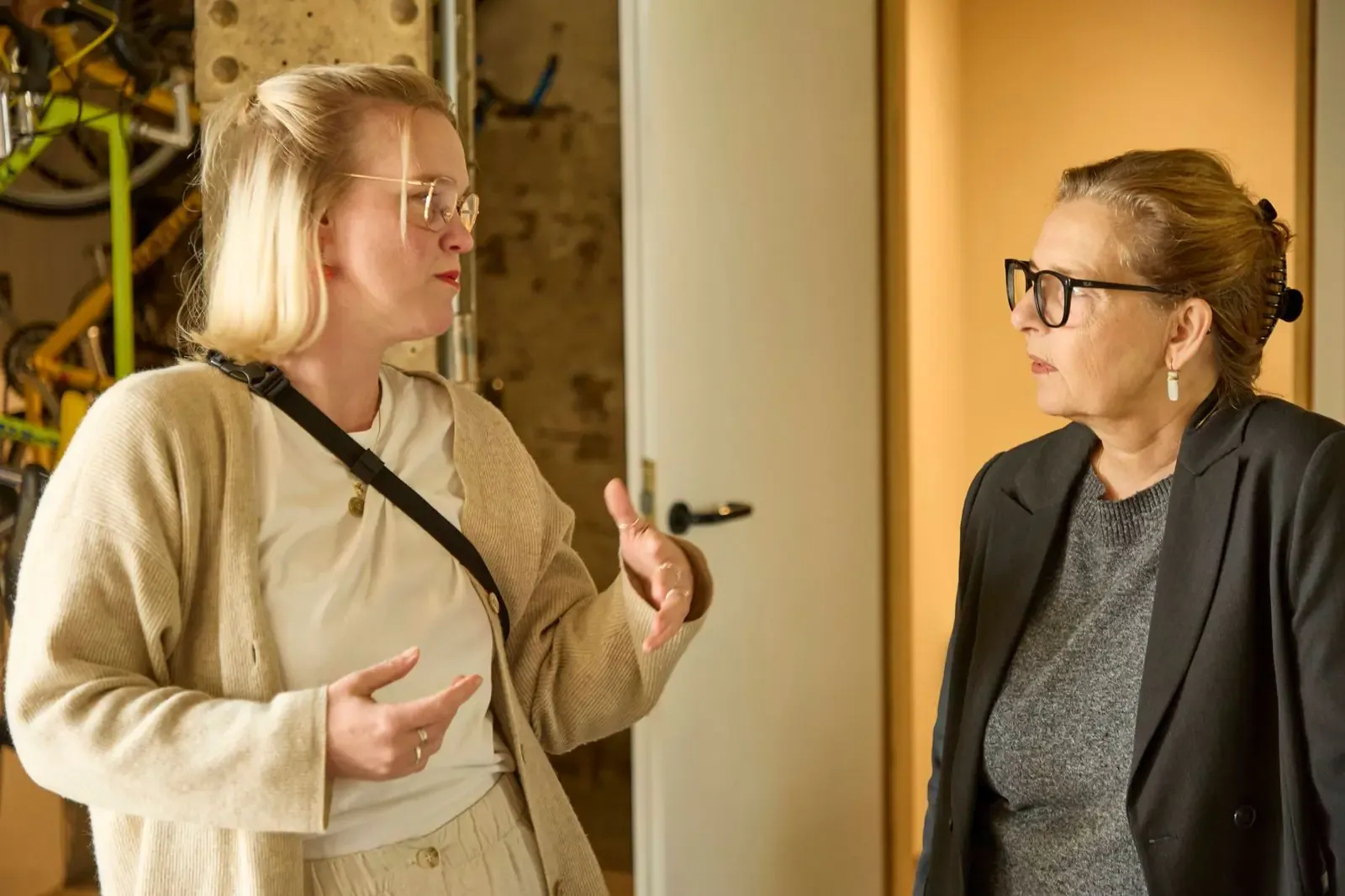 Corinna Schneider (links) und Anja Kühn (rechts) im Gespräch