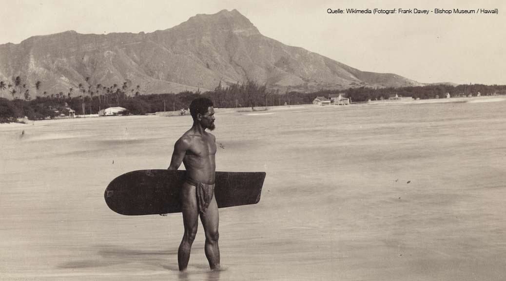 Historische Aufnahme Alaia-Surfers auf Hawaii