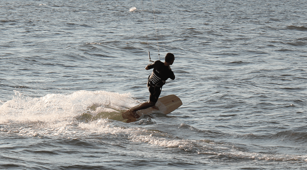 Strapless-Test mit Hollow-Wood-Surfboard in Brasilien/Kiel