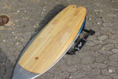 Hollow-Wood-Surfboard mit repariertem Oberdeck