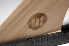 TH-Logo in Holz-Finne eingebrannt