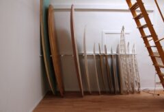 Surfboard-Ständer im Wohnzimmer