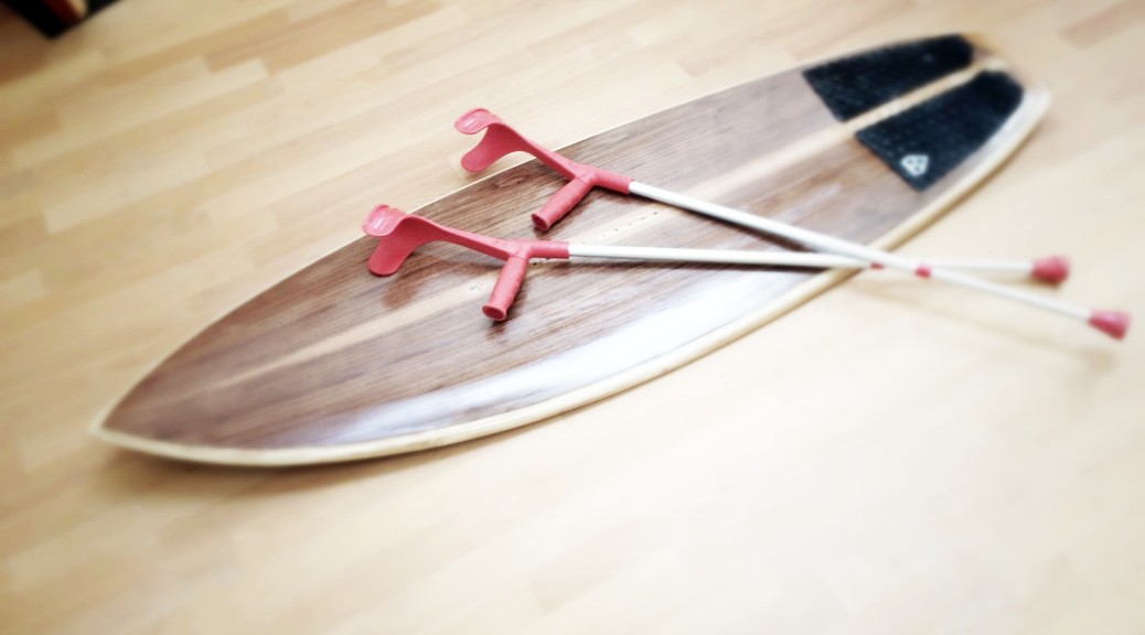 Holz-Kiteboard und Krücken