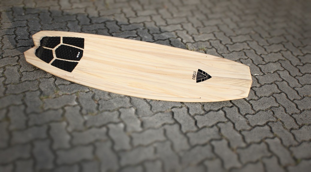 Waveboard aus massivem Paulownia-Holz