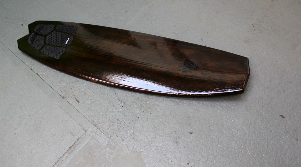 5,4 NoNose-Surfboard aus geflammtem Holz