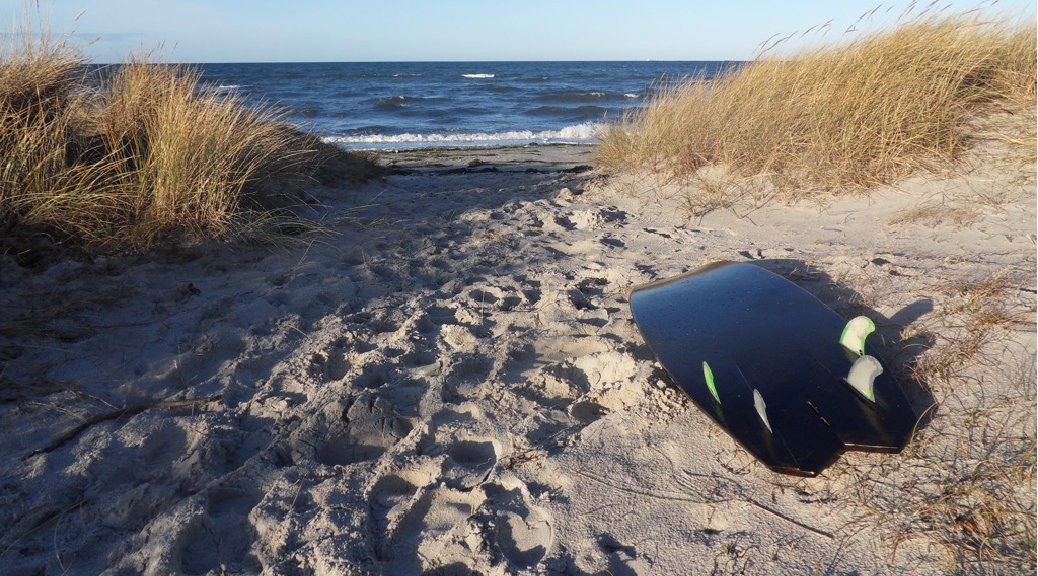 Kitesurfboard am Strand in Bottsand