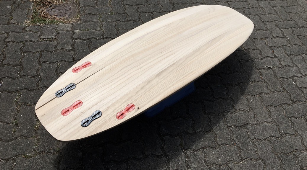 Surfboard aus Paulownia-Holz mit Kork-Rails