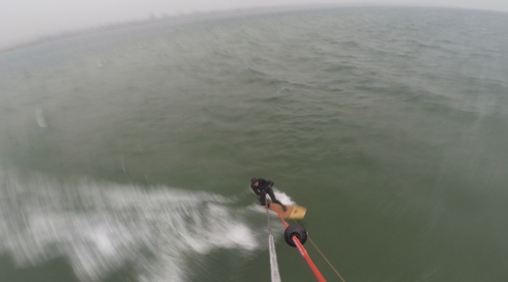 Kitesurfen im Kieler Dezembernebel