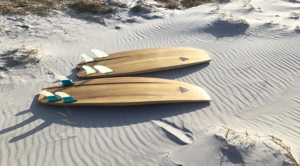 Holzsurfbretter am Ostseestrand