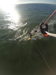 Kniend surfen auf dem Alaia