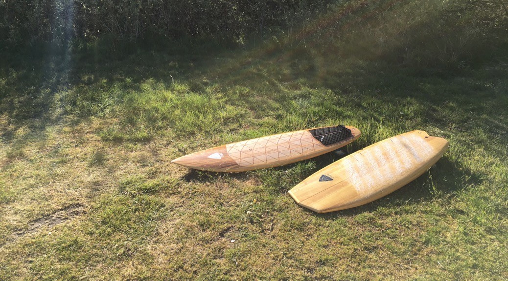 Hollow Wood Surfboards in der Sonne
