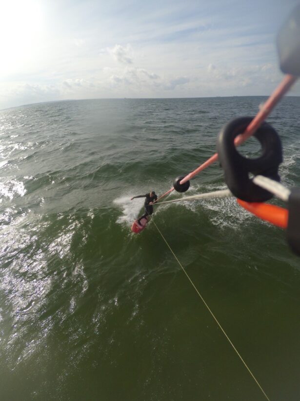 Kitesurfen mit asymmetrischem Surfboard in der Ostsee