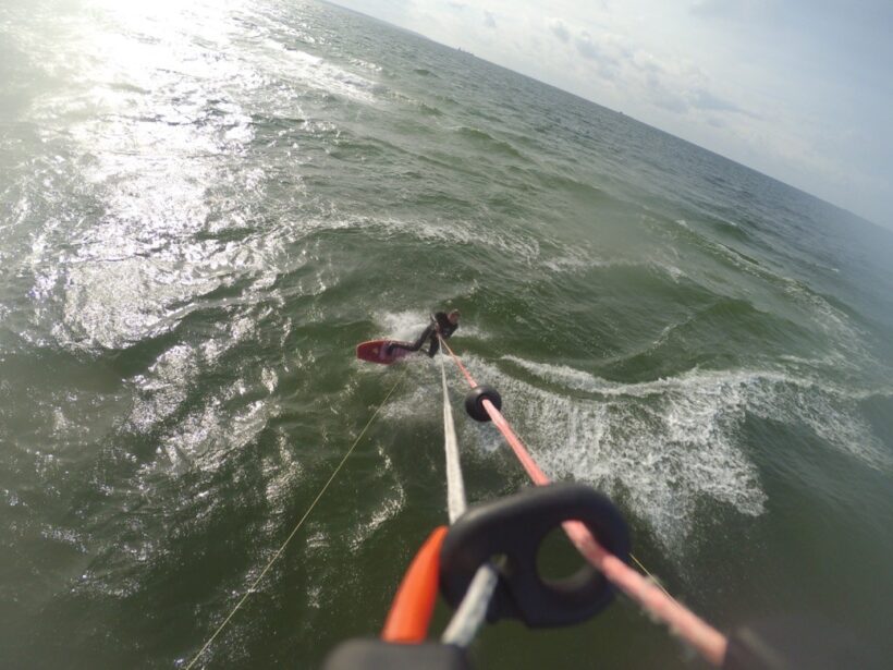 Kitesurfen mit asymmetrischem Surfboard in der Ostsee