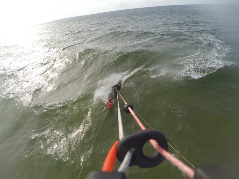 Kitesurfen mit asymmetrischem Surfboard in der Ostsee