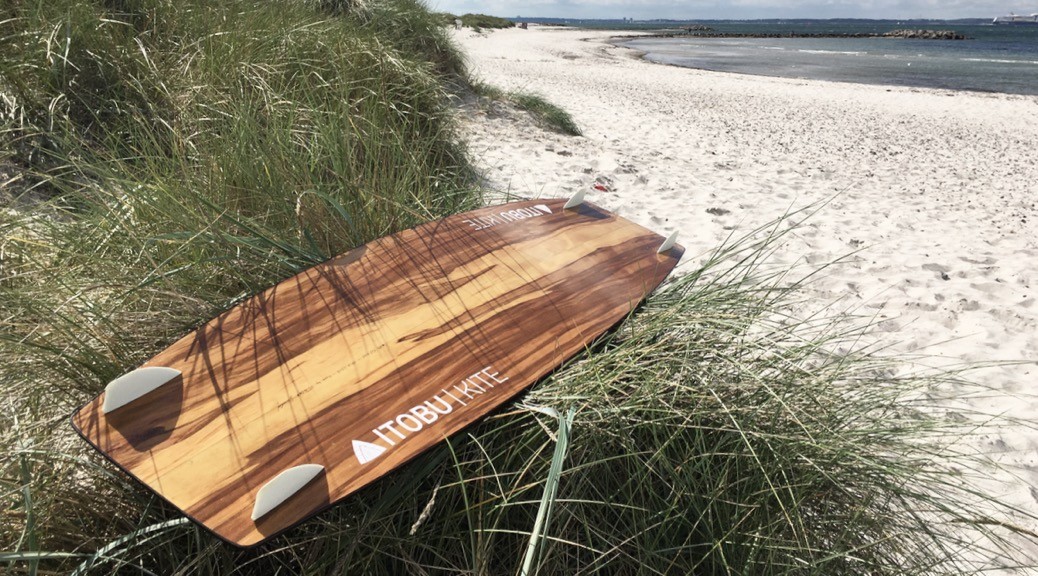 Mit dem Twintip am Strand in Heidkate