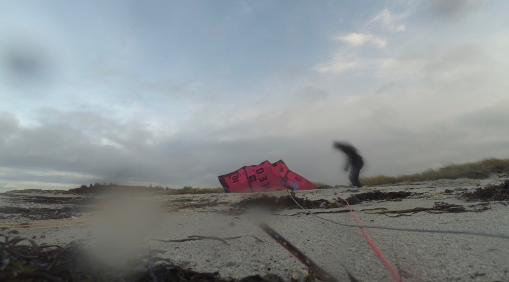 Kitesurfen am menschenleeren Strand