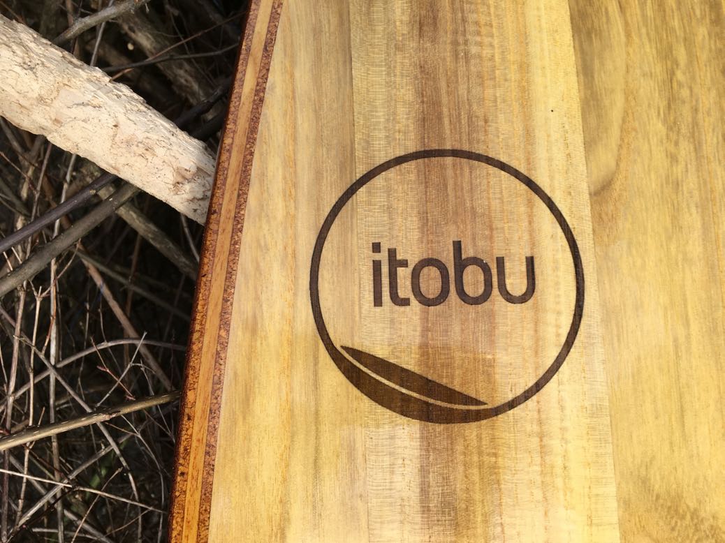 ITOBU-Logo gelasert auf Paulownia