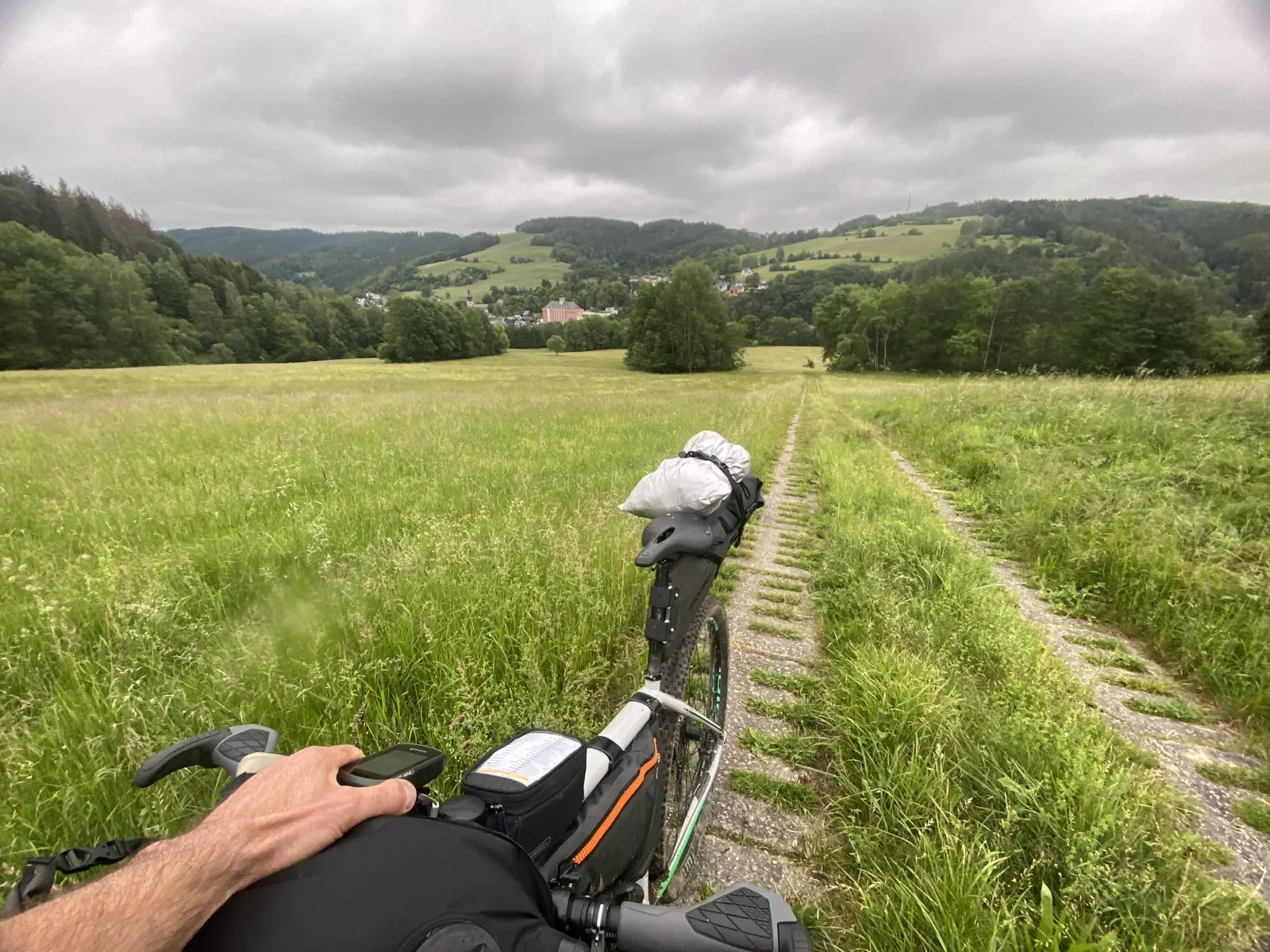 Kolonnenweg im Regen