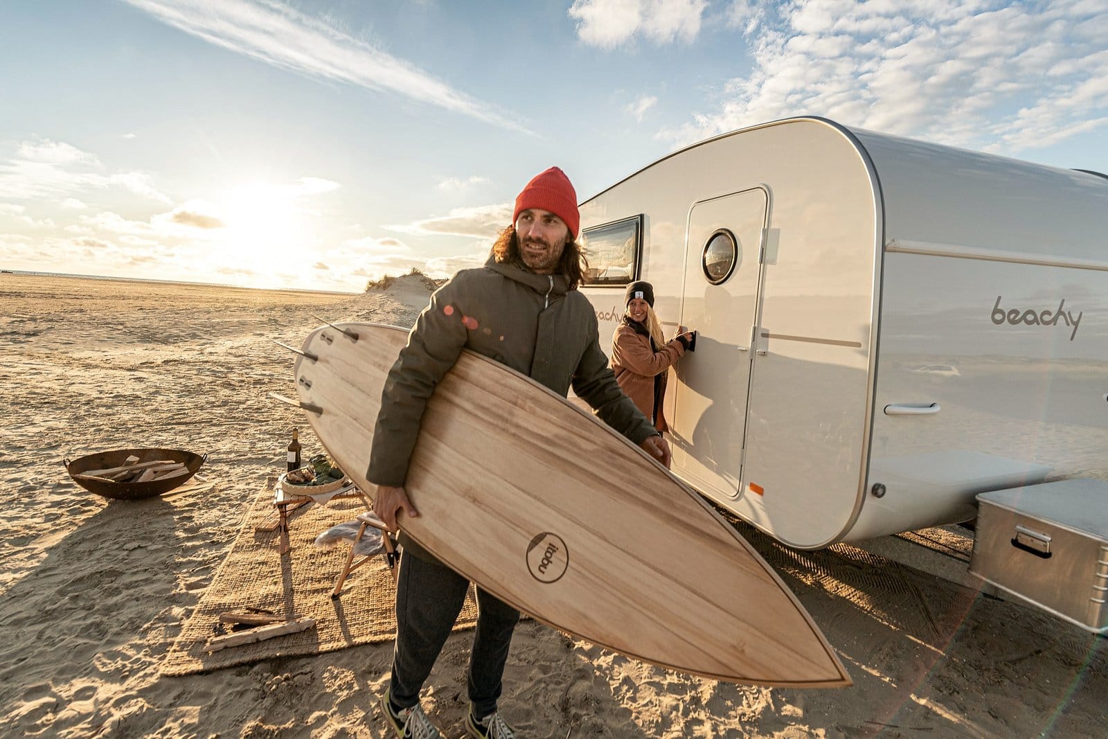 Fotoshooting mit Holz-Surfbrettern