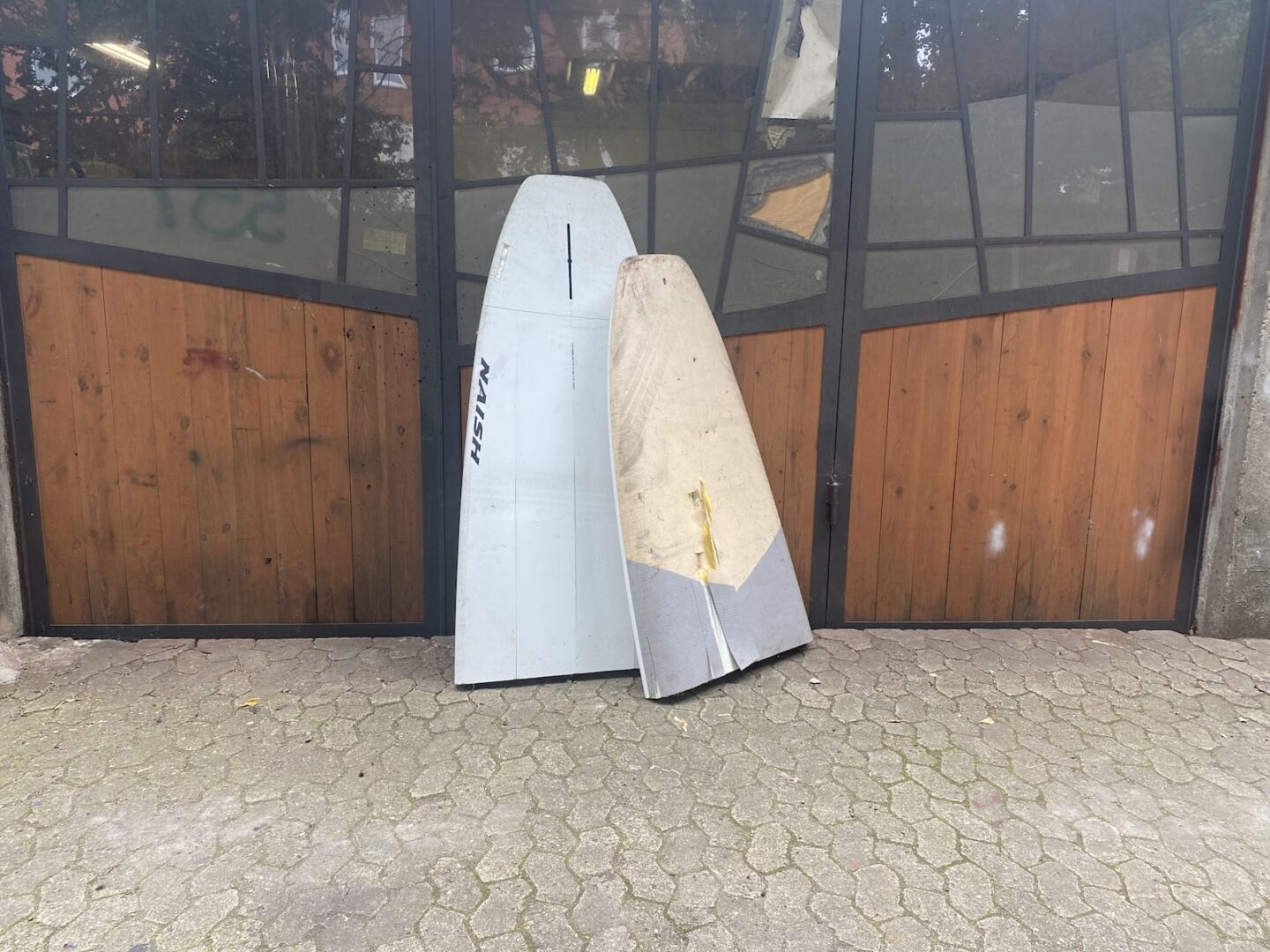 Entsorgte und entwertete SUPs einer Surfschule